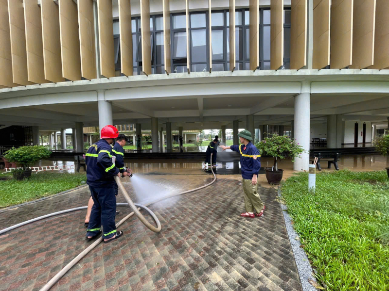 Công an TP Huế dồn toàn lực “chia lửa” cùng cơ sở khắc phục hậu quả mưa lũ -0