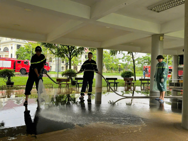 Công an TP Huế dồn toàn lực “chia lửa” cùng cơ sở khắc phục hậu quả mưa lũ -0