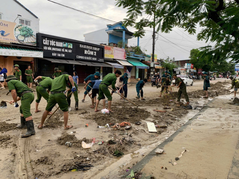 Công an TP Huế dồn toàn lực “chia lửa” cùng cơ sở khắc phục hậu quả mưa lũ -0