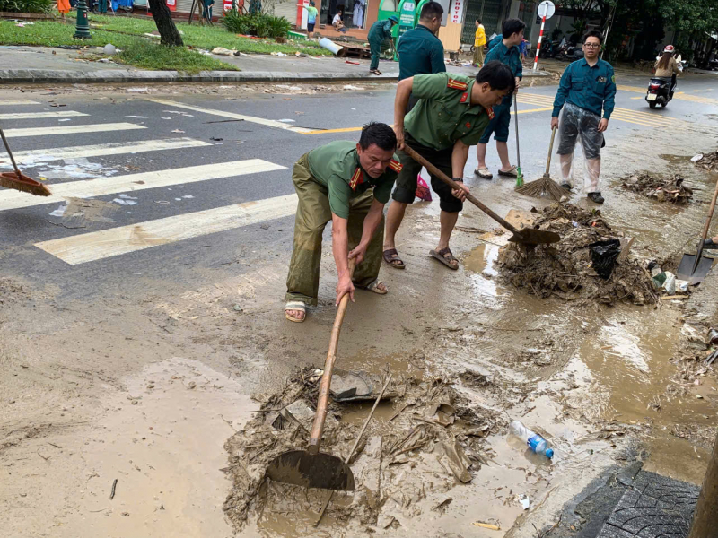 Công an TP Huế dồn toàn lực “chia lửa” cùng cơ sở khắc phục hậu quả mưa lũ -0