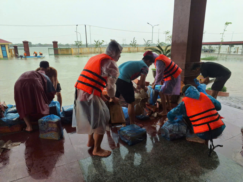 Policie v obci Quang Dien zachránila 6 lidí, jejichž loď se převrátila při poskytování pomoci -0