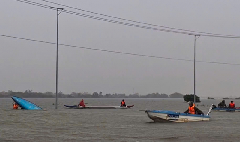 Policie v obci Quang Dien zachránila 6 lidí, jejichž loď se převrátila při poskytování pomoci -0