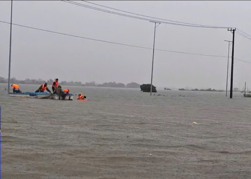 Policie v obci Quang Dien zachránila 6 lidí, jejichž loď se převrátila při poskytování pomoci -0