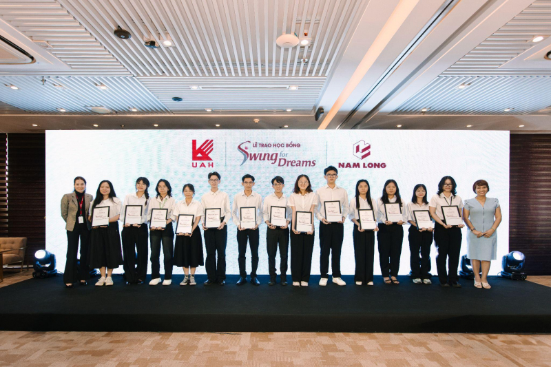 นามลองมอบทุนการศึกษา “Swing For Dreams” ปี 2568 จำนวน 84 ทุน มูลค่ารวม 840 ล้านดอง ให้แก่นักเรียน -1