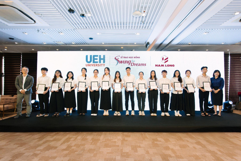 นามลองมอบทุนการศึกษา “Swing For Dreams” ปี 2568 จำนวน 84 ทุน มูลค่ารวม 840 ล้านดอง ให้แก่นักเรียน -2