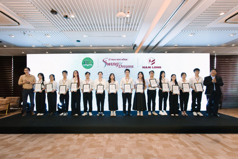 นามลองมอบทุนการศึกษา “Swing For Dreams” ปี 2568 จำนวน 84 ทุน มูลค่ารวม 840 ล้านดอง ให้แก่นักเรียน -3