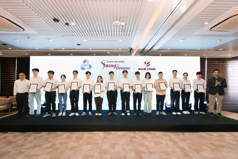 นามลองมอบทุนการศึกษา “Swing For Dreams” ปี 2568 จำนวน 84 ทุน มูลค่ารวม 840 ล้านดอง ให้แก่นักเรียน -4