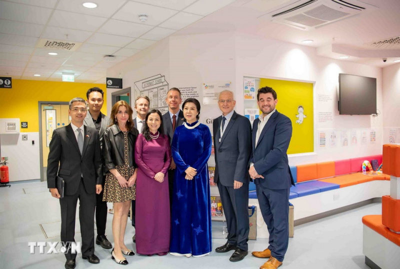Phu nhân Tổng Bí thư Ngô Phương Ly thăm Bệnh viện Nhi Evelina London -0