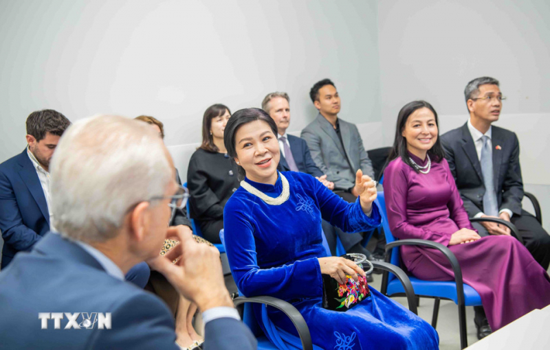 Phu nhân Tổng Bí thư Ngô Phương Ly thăm Bệnh viện Nhi Evelina London -0