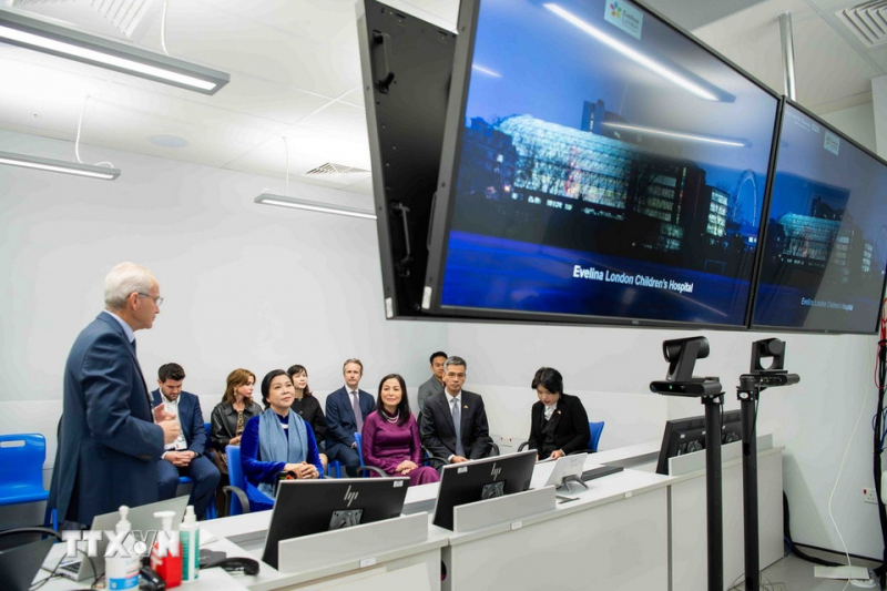 Phu nhân Tổng Bí thư Ngô Phương Ly thăm Bệnh viện Nhi Evelina London -1