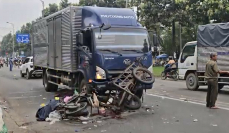 Tai nạn liên hoàn, tài xế xe máy kéo rơ-mooc chở rác tử vong tại chỗ -0