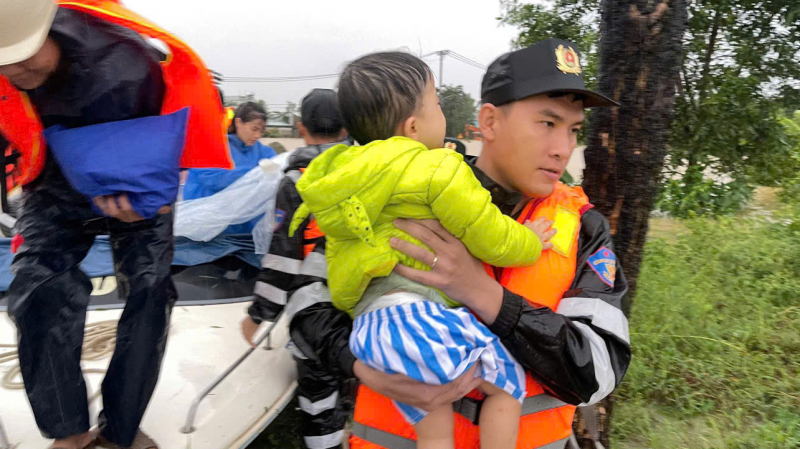 Bệnh viện 199 và Đoàn Cảnh sát đặc nhiệm số 3: Hành trình nhân ái giữa biển nước -0