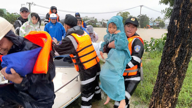 Bệnh viện 199 và Đoàn Cảnh sát đặc nhiệm số 3: Hành trình nhân ái giữa biển nước -1