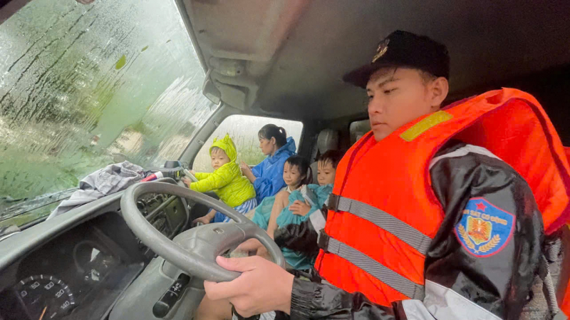 Bệnh viện 199 và Đoàn Cảnh sát đặc nhiệm số 3: Hành trình nhân ái giữa biển nước -2