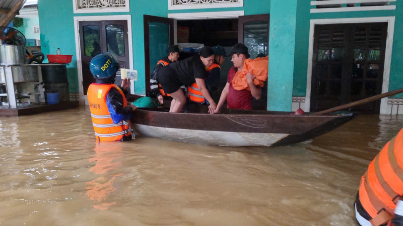 Bệnh viện 199 và Đoàn Cảnh sát đặc nhiệm số 3: Hành trình nhân ái giữa biển nước -2