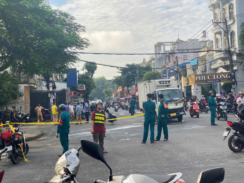 Xe tay ga trượt dài sau va chạm với xe tải, 2 người tử vong -0