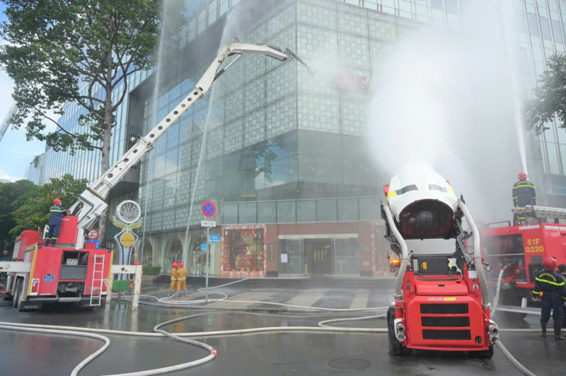 មនុស្សជាង 3,000 នាក់បានចូលរួមក្នុងសមយុទ្ធពន្លត់អគ្គីភ័យ និងជួយសង្គ្រោះនៅអគារ Saigon Center -5 ។