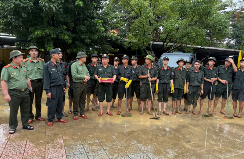 Công an xã, phường ở Huế nỗ lực thu dọn bùn đất, vệ sinh môi trường sau lũ -0