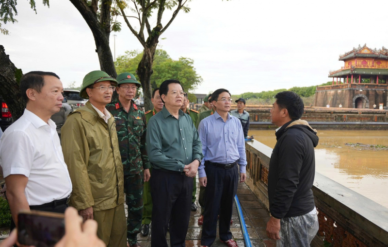 Phó Thủ tướng Mai Văn Chính kiểm tra công tác khắc phục mưa lũ tại Di tích Huế -0