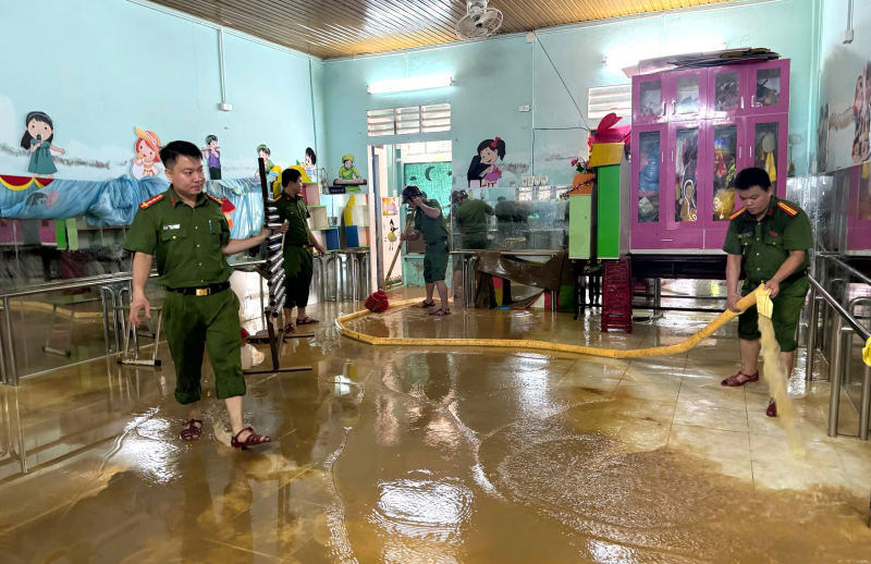 Công an xã, phường ở Huế nỗ lực thu dọn bùn đất, vệ sinh môi trường sau lũ -0