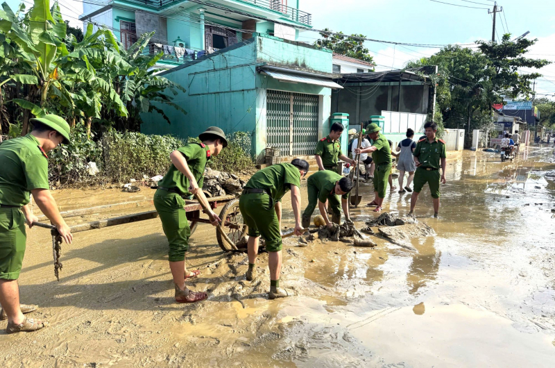 Công an xã, phường ở Huế nỗ lực thu dọn bùn đất, vệ sinh môi trường sau lũ -0