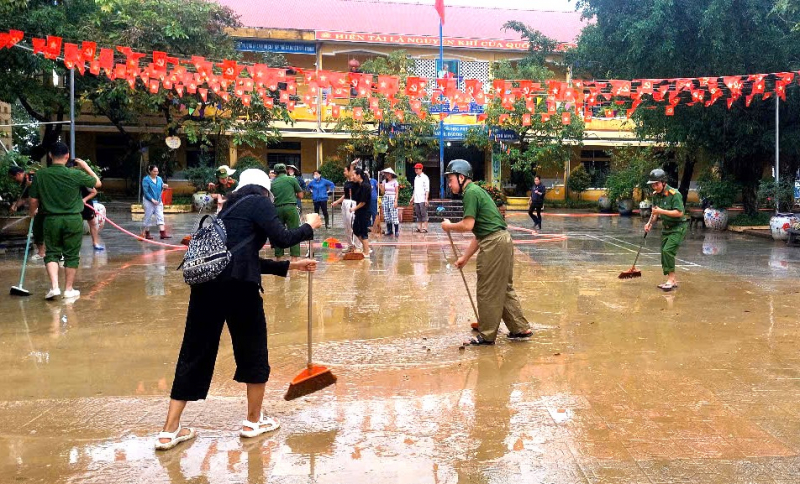 Công an xã, phường ở Huế nỗ lực thu dọn bùn đất, vệ sinh môi trường sau lũ -0