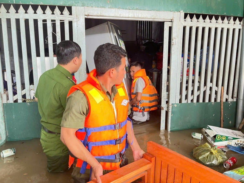 Công an Lâm Đồng xuyên đêm dầm nước, cứu trợ người dân -0