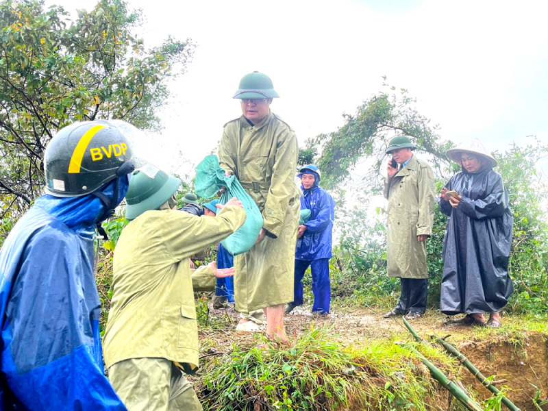 Phó Thủ tướng Mai Văn Chính kiểm tra, chỉ đạo công tác ứng phó mưa lũ tại Hà Tĩnh -0