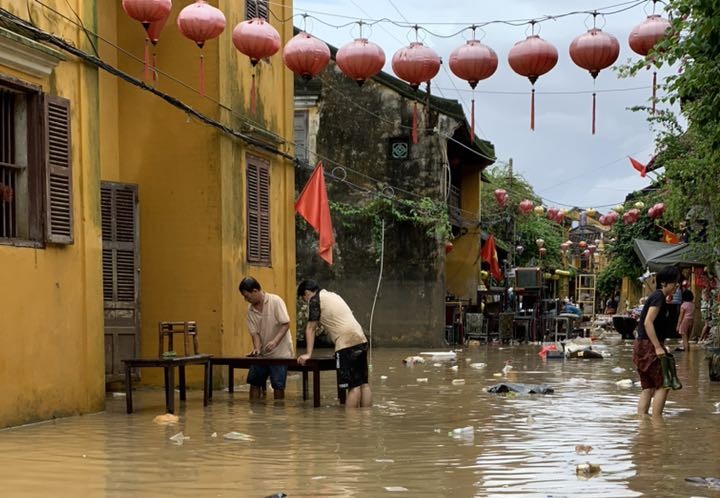 “ที่ไหนน้ำลด เราก้าวต่อไป” – ฮอยอันร่วมใจฟื้นฟูย่านเมืองเก่าหลังน้ำท่วม –1