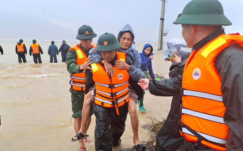 Phó Thủ tướng Mai Văn Chính kiểm tra, chỉ đạo công tác ứng phó mưa lũ tại Hà Tĩnh -0