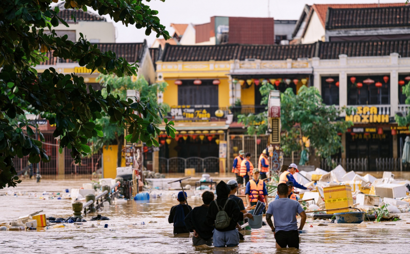 “ที่ไหนน้ำลด เราก้าวต่อไป” – ฮอยอันร่วมใจฟื้นฟูย่านเมืองเก่าหลังน้ำท่วม –1