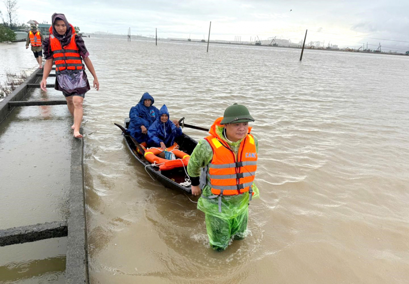 Phó Thủ tướng Mai Văn Chính kiểm tra, chỉ đạo công tác ứng phó mưa lũ tại Hà Tĩnh -0