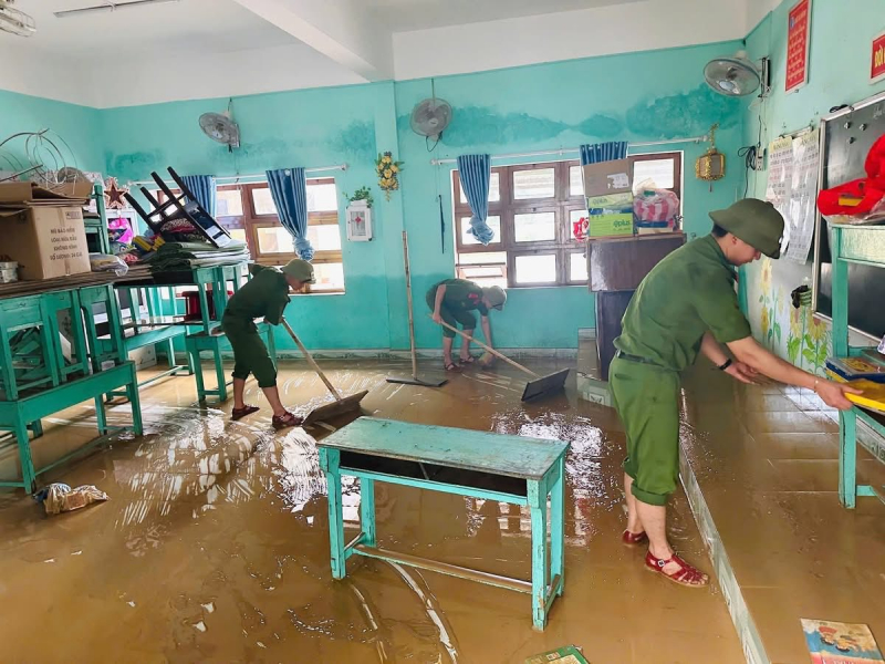 Nước lũ rút rồi, Đà Nẵng giúp dân dọn dẹp thôi! -0