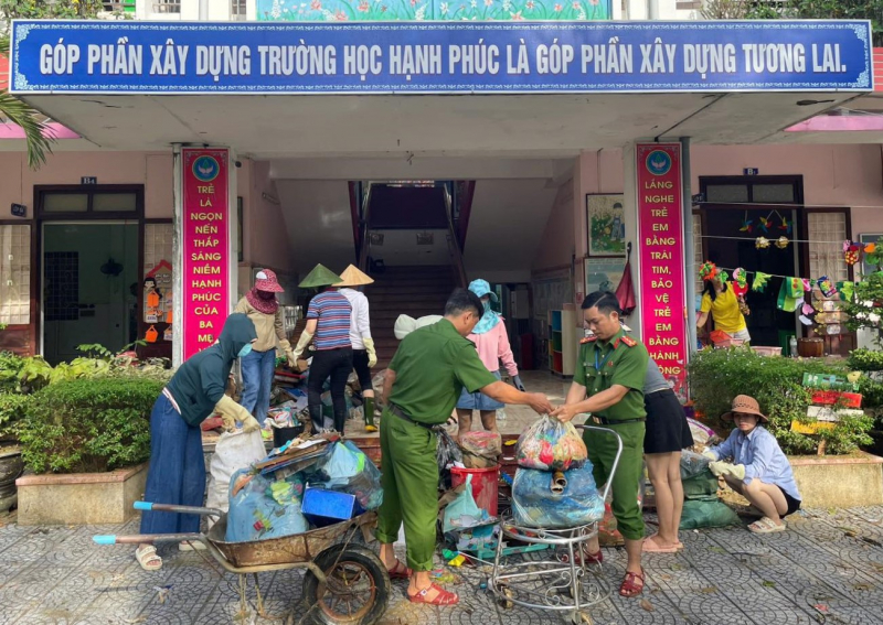 Công an xã, phường ở Huế nỗ lực thu dọn bùn đất, vệ sinh môi trường sau lũ -1