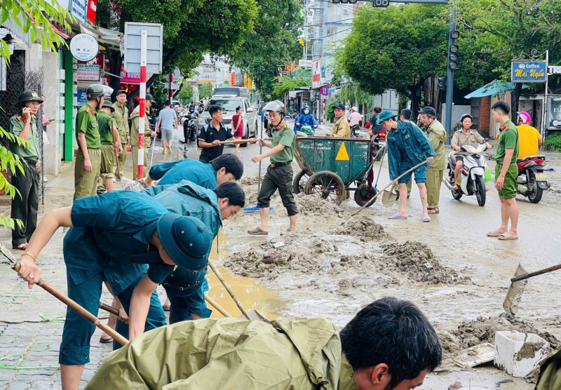 Công an xã, phường ở Huế nỗ lực thu dọn bùn đất, vệ sinh môi trường sau lũ -0