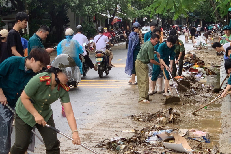 Công an xã, phường ở Huế nỗ lực thu dọn bùn đất, vệ sinh môi trường sau lũ -0