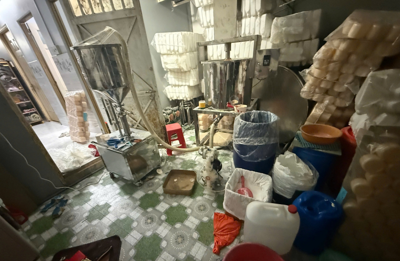 Triệt phá đường dây sản xuất, buôn bán hàng ngàn mỹ phẩm giả quy mô lớn -1