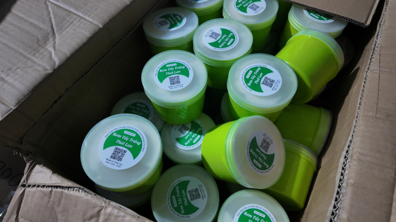 Triệt phá đường dây sản xuất, buôn bán hàng ngàn mỹ phẩm giả quy mô lớn -2