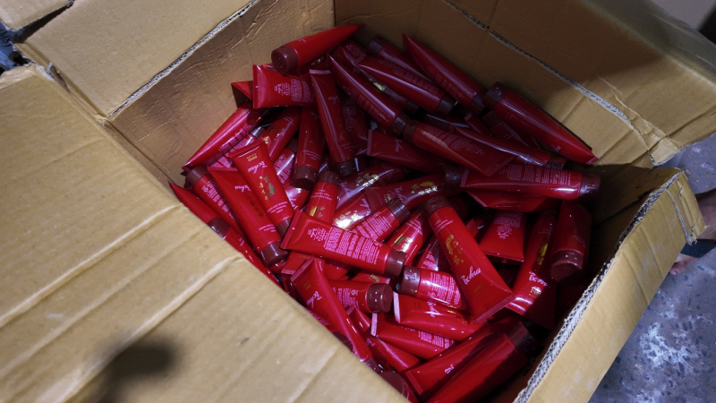 Triệt phá đường dây sản xuất, buôn bán hàng ngàn mỹ phẩm giả quy mô lớn -3