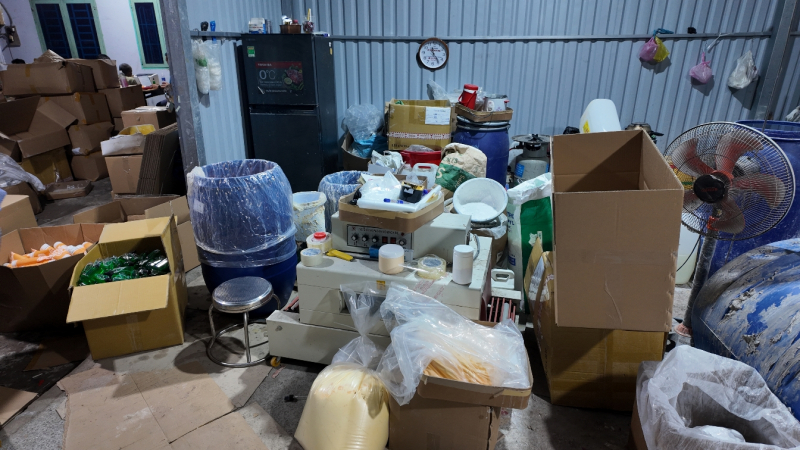 Triệt phá đường dây sản xuất, buôn bán hàng ngàn mỹ phẩm giả quy mô lớn -5