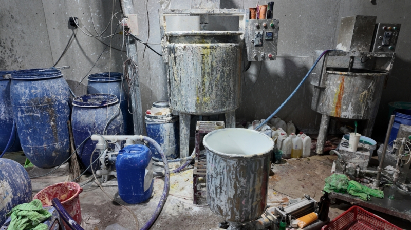 Triệt phá đường dây sản xuất, buôn bán hàng ngàn mỹ phẩm giả quy mô lớn -6