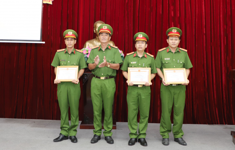 Khen thưởng nóng 3 cán bộ Công an xã có thành tích trấn áp tội phạm -0