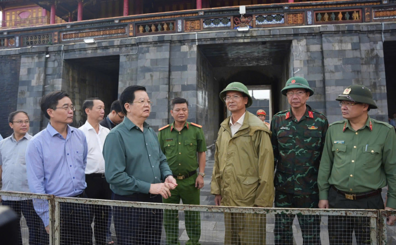 Phó Thủ tướng Mai Văn Chính kiểm tra công tác khắc phục mưa lũ tại Di tích Huế -0