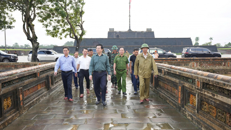 Phó Thủ tướng Mai Văn Chính kiểm tra công tác khắc phục mưa lũ tại Di tích Huế -0