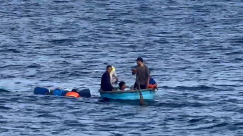 Kịp thời cứu nạn 8 ngư dân bị nạn trên biển -0