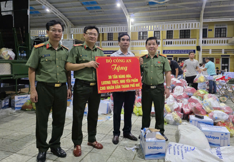 Bộ Công an trao tặng người dân vùng lũ TP Huế 30 tấn hàng hóa -0