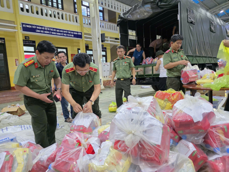 Bộ Công an trao tặng người dân vùng lũ TP Huế 30 tấn hàng hóa -0