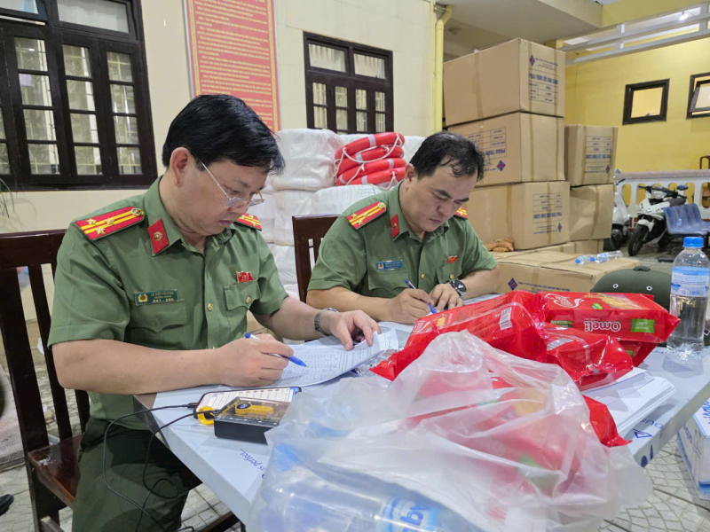 Bộ Công an trao tặng người dân vùng lũ TP Huế 30 tấn hàng hóa -0