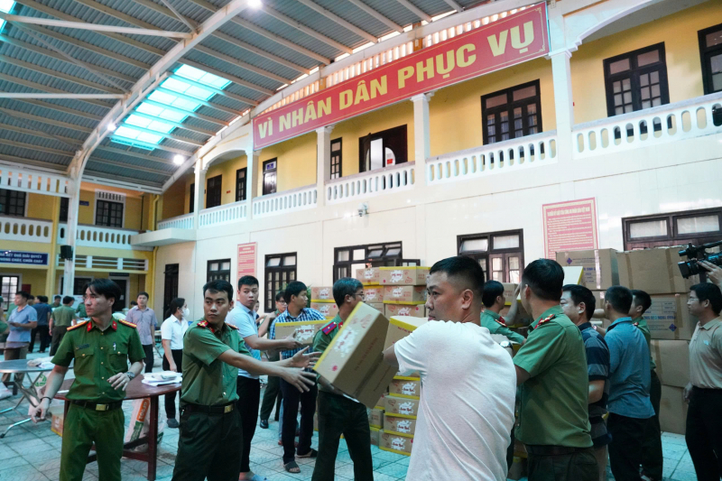 Bộ Công an trao tặng người dân vùng lũ TP Huế 30 tấn hàng hóa -0