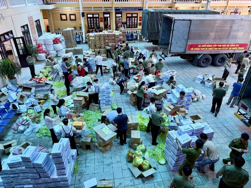 Bộ Công an trao tặng người dân vùng lũ TP Huế 30 tấn hàng hóa -0